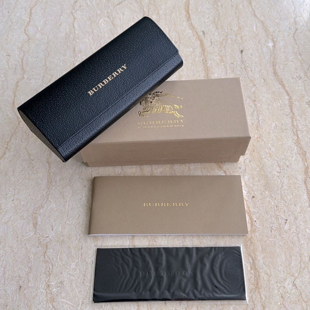NWT Authentic Burberry Sunglasses. Made in Italy❤️ - Picture 8 of 9